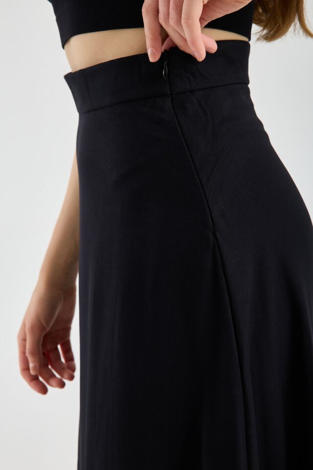 Kadın Dökümlü Yandan Fermuarlı Tesettür Uyumlu Uzun Kloş Etek 2512 S - SİYAH