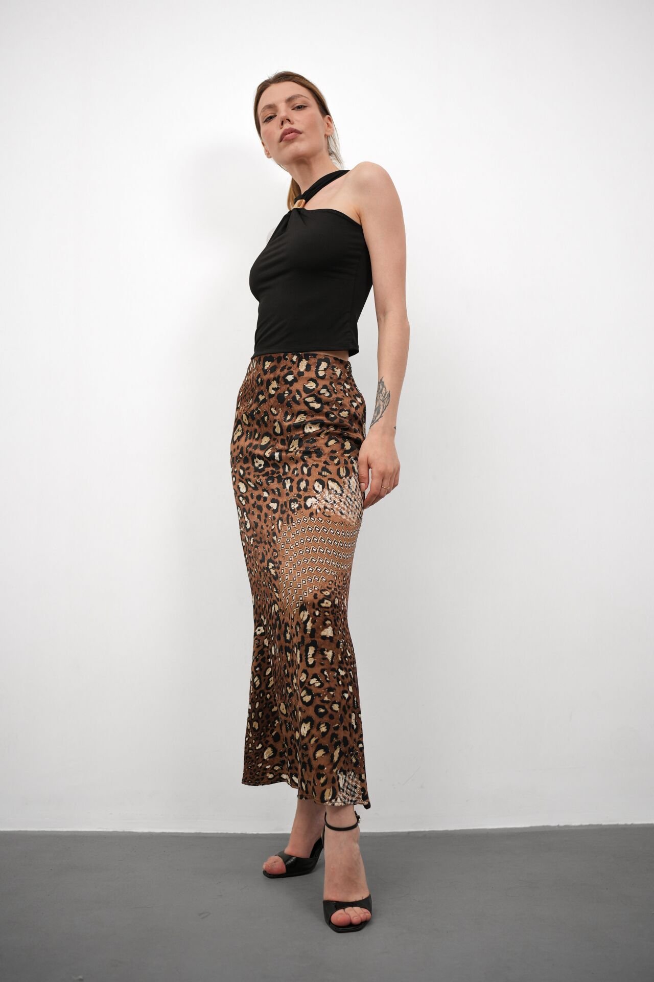 Kadın Uzun Desenli Saten Etek M - KOD-5 KREMİT LEPOR DESENLİ